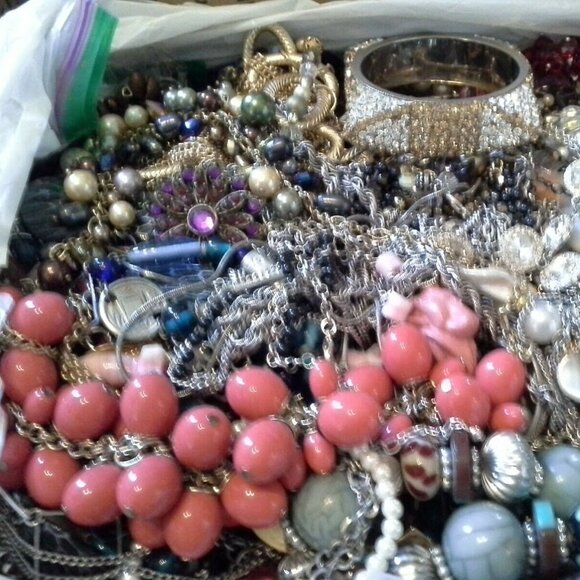 4lbs: unsorted unsearched untested. Mix of Estate/Costume/Vintage 90% wearables - Picture 10 of 10